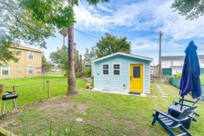 Updated Galveston Studio with Deck - 1 Mi to Beach!